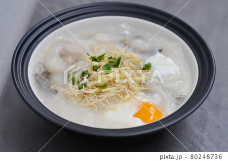 rice gruel, rice porridge or congee with pork liver and egg 80248736