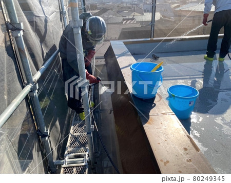 貼り替えたタイル面を薬品洗浄中 貼り替えたタイル面を薬品洗浄中 80249345