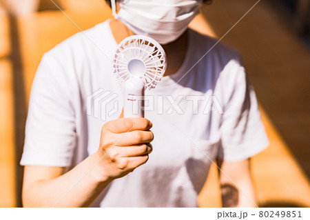 ハンディ扇風機　ハンディファン　【 夏 の イメージ 】 80249851