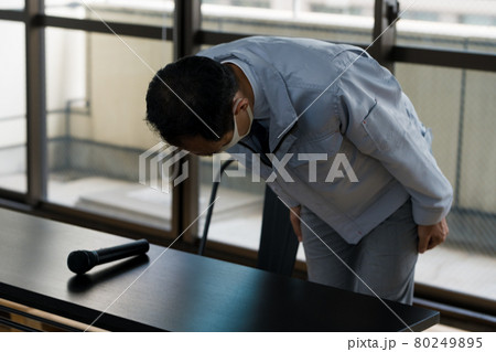 作業着の男性 80249895