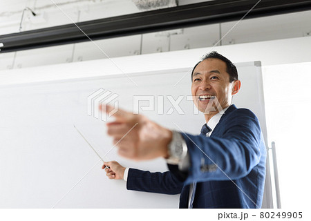 スーツ姿の男性 スーツ姿の男性 80249905