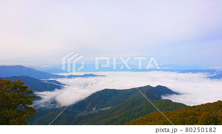 早朝の北アルプス・飛騨山脈の日本百名山・燕岳（ツバクロダケ）の頂上の幻想的な絶景（長野県安曇野市） 80250182