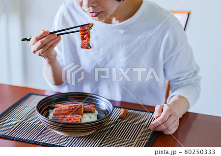 鰻 食べる シニア 【 土用 の 丑の日 イメージ 】 鰻 食べる シニア 【 土用 の 丑の日 イメージ 】 80250333