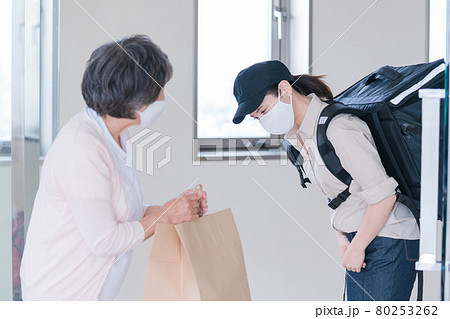 デリバリーの注文を受け取るシニア女性 デリバリーの注文を受け取るシニア女性 80253262