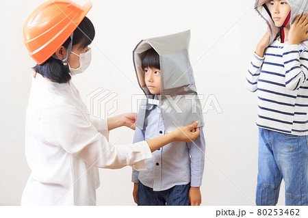 防災ずきんをかぶる男の子 80253462