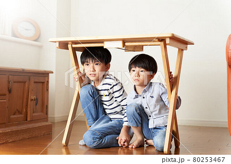 机の下に隠れる少年 防災 イメージ 机の下に隠れる少年 防災 イメージ 80253467