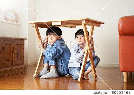 机の下に隠れる少年 防災 イメージ 机の下に隠れる少年 防災 イメージ 80253468