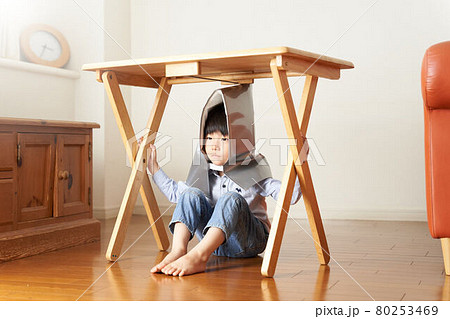 防災ずきんをかぶって机の下に隠れる男の子 防災 イメージ 防災ずきんをかぶって机の下に隠れる男の子 防災 イメージ 80253469