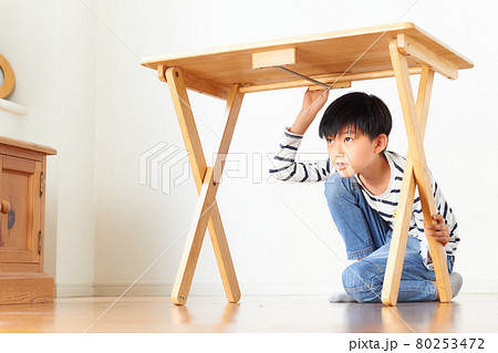 机の下に避難する少年 防災 イメージ 机の下に避難する少年 防災 イメージ 80253472