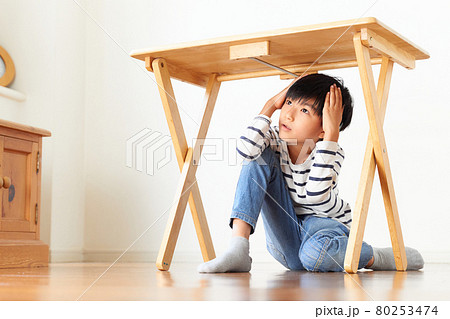 机の下に避難する少年 防災 イメージ 机の下に避難する少年 防災 イメージ 80253474