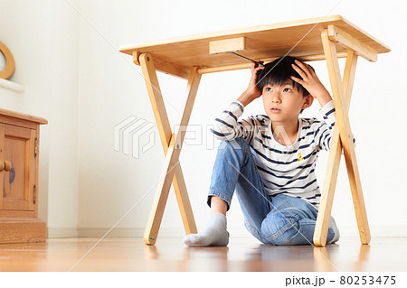 机の下に避難する少年 防災 イメージ 机の下に避難する少年 防災 イメージ 80253475