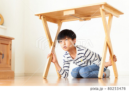机の下に避難する少年 防災 イメージ 机の下に避難する少年 防災 イメージ 80253476