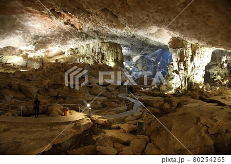 ハロン湾のスンソット鍾乳洞（ベトナム） 80254265