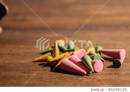 様々な色と香りのコーン香 80256130