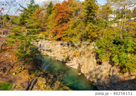 岩手一関の秋　朝日に照らされる紅葉の厳美渓 80256151