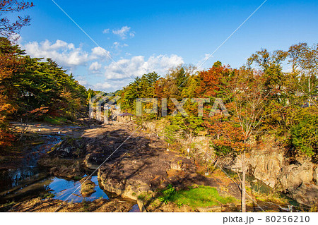 岩手一関の秋　朝日に照らされる紅葉の厳美渓 80256210