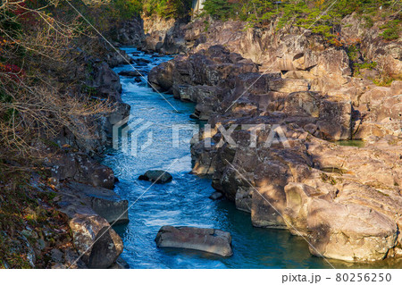 岩手一関の秋 朝日に照らされる紅葉の厳美渓 岩手一関の秋 朝日に照らされる紅葉の厳美渓 80256250
