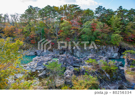 岩手一関の秋　朝日に照らされる紅葉の厳美渓 80256334