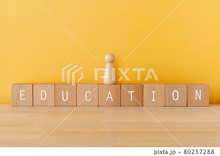 教育｜「EDUCATION」と書かれた積み木と人形 80257288
