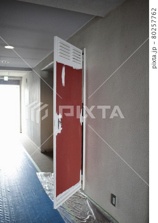 マンション大規模修繕足場工事、居住者から見た大規模修繕足場工事、安全第一、梅雨時には危険、台風対策 80257762