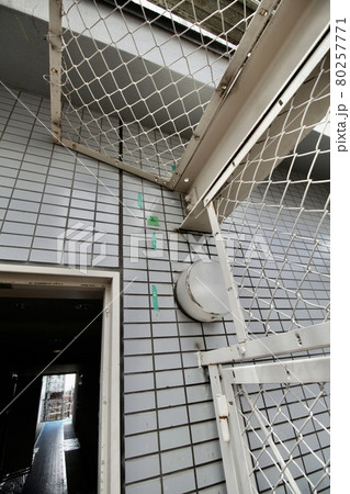 マンション大規模修繕足場工事、居住者から見た大規模修繕足場工事、安全第一、梅雨時には危険、台風対策 マンション大規模修繕足場工事、居住者から見た大規模修繕足場工事、安全第一、梅雨時には危険、台風対策 80257771