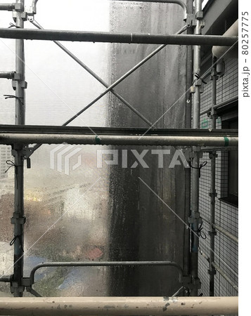 マンション大規模修繕足場工事、居住者から見た大規模修繕足場工事、安全第一、梅雨時には危険、台風対策 80257775