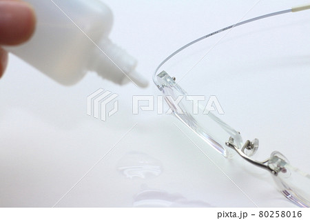 水滴と眼鏡の清掃 水滴と眼鏡の清掃 80258016
