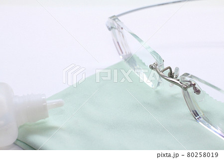 眼鏡の掃除のイメージ素材 眼鏡の掃除のイメージ素材 80258019