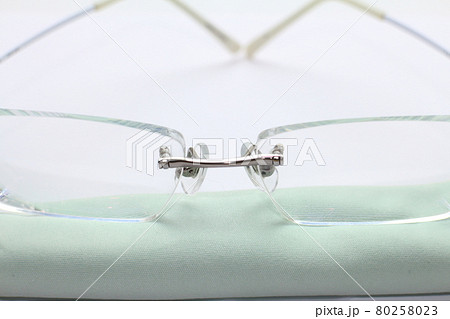 眼鏡とメガネ拭き 眼鏡とメガネ拭き 80258023