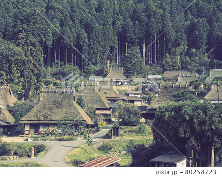 古いフィルム写真風に撮影した京都美山かやぶきの里の風景 古いフィルム写真風に撮影した京都美山かやぶきの里の風景 80258723