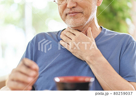 嚥下障害を起こす高齢者 80259037