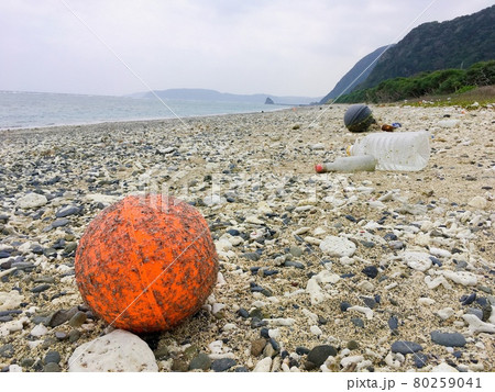 海洋漂着ごみ】海岸に流れ着いたたくさんのブイの写真素材 [80259041] - PIXTA