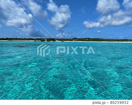 【与論島】大金久海岸のエメラルドグリーンの海 80259052