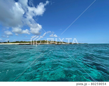 【与論島】赤崎のエメラルドグリーンの海 80259054