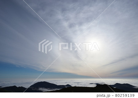 山を飲み込む雲海を照らす太陽(北海道) 山を飲み込む雲海を照らす太陽(北海道) 80259139