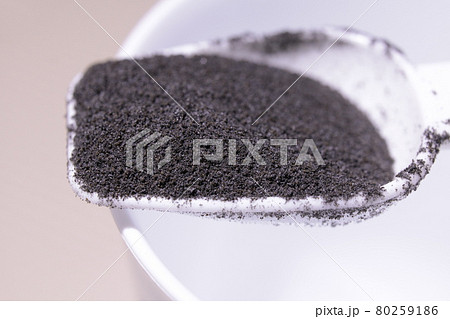 ブラジル産の珈琲パウダーと日本産竹炭とMCTオイルが含まれた健康的なチャコールコーヒー ブラジル産の珈琲パウダーと日本産竹炭とMCTオイルが含まれた健康的なチャコールコーヒー 80259186