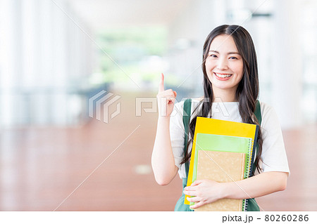 キャンパスの女子大生 80260286