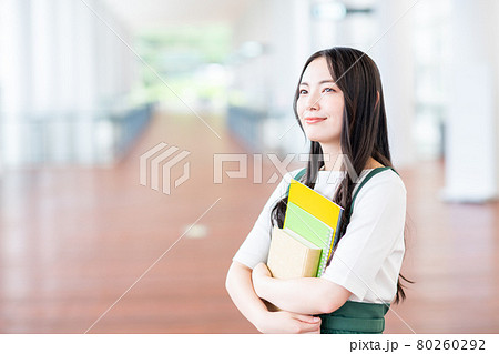 キャンパスの女子大生 80260292