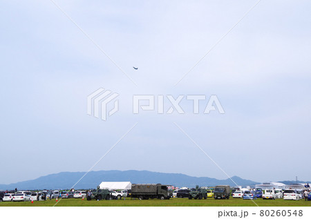 航空祭で基地の上空を急上昇するF-2戦闘機と見守る観客 80260548