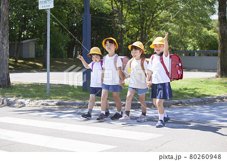 横断歩道を渡る小学生4人 80260948