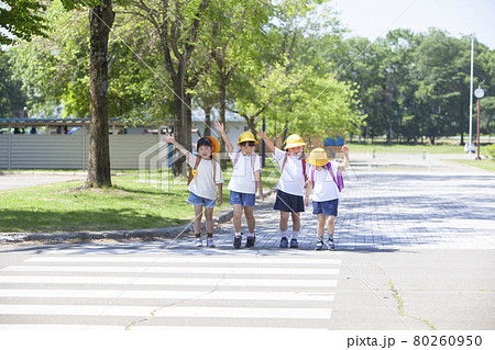 横断歩道を渡る小学生4人 80260950
