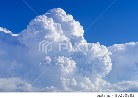 夏の空 青い空 白い雲の写真素材