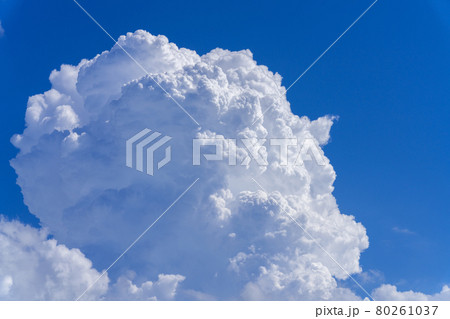 夏の空 青い空 白い雲の写真素材