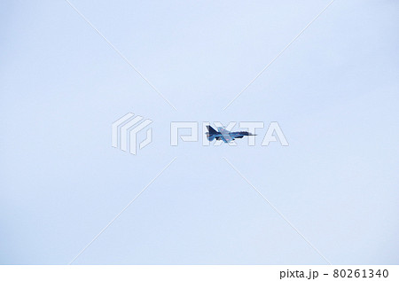 上空で旋回態勢に入るF-2戦闘機 上空で旋回態勢に入るF-2戦闘機 80261340