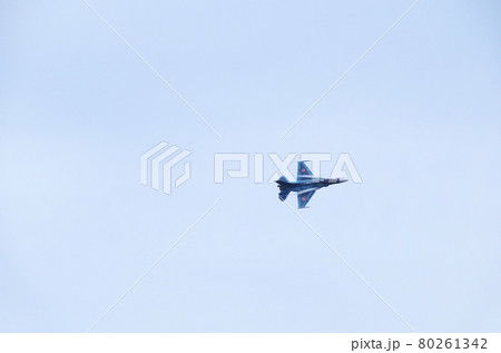 上空で主翼からベイパーを発しながら急旋回するF-2戦闘機 上空で主翼からベイパーを発しながら急旋回するF-2戦闘機 80261342