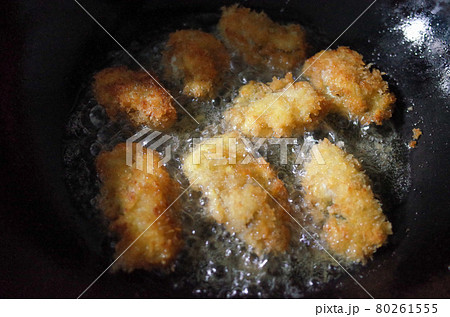 カキフライを揚げ焼きする 80261555