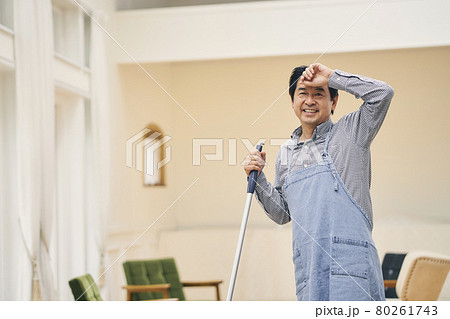 掃除　モップ掛け　男性 80261743
