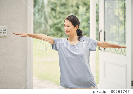 家でヨガをする女性 家でヨガをする女性 80261747
