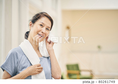 家でヨガをする女性 家でヨガをする女性 80261749