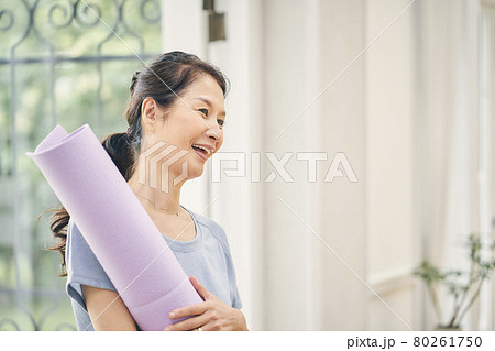 家でヨガをする女性 80261750